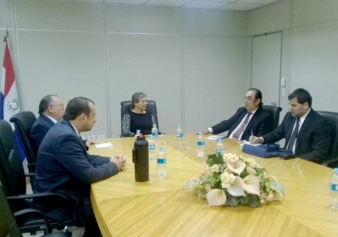 El doctor González reunido con el Consejo de Administración de Itapuá.