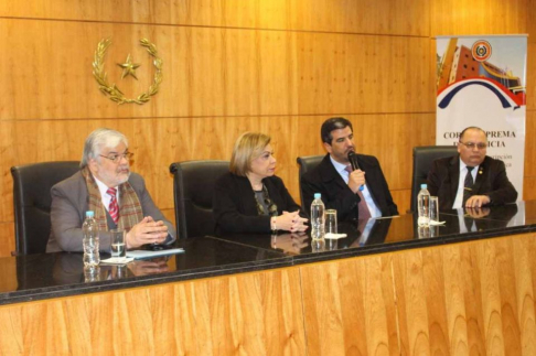 La ministra superintendente de la Circunscripción Judicial de Itapúa, doctora Gladys Bareiro de Módica, integrando la mesa de honor del conversatorio.  