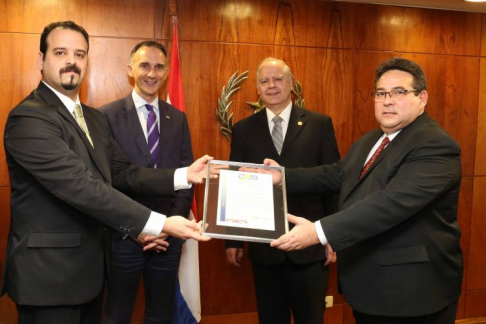 La certificación fue entregada por la empresa FCR PY S.A. al presidente de la máxima instancia judicial, doctor Luis María Benítez Riera.