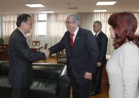 La reunión se desarrolló en el despacho de la presidencia del Palacio de Justicia de Asunción.