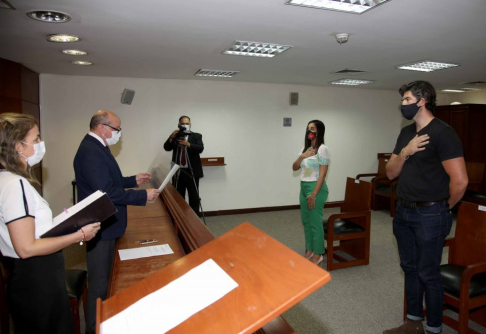 Naturalizados juraron ante el presidente César Diesel en el Palacio de Justicia de Asunción.