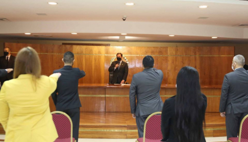 Juramento de 36 nuevos abogados ante el presidente de la Corte Suprema de Justicia, doctor Alberto Martínez Simón.