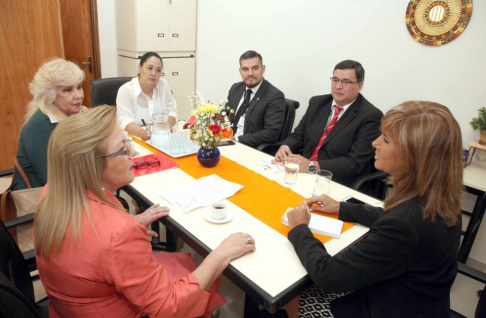 En la sede del RUA estuvieron reunidas la directora del Registro de Aumotor, abogada Julia Cardozo y la titular del Colegio de Escribanos del Paraguay, Ana Manuela González.