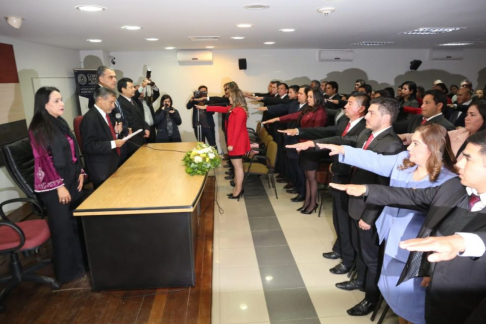 Ministro Manuel Ramírez Candia tomando juramento a nuevos abogados en la Circunscripción Judicial de Caaguazú.
