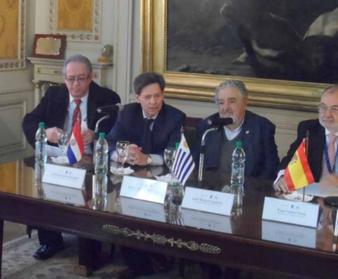 El ministro José Raúl Torres Kirmser en compañía del presidente de Uruguay, José Mujica, con otras autoridades.