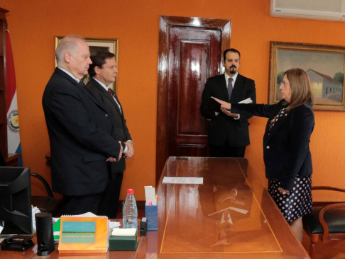 Los ministros Luis María Benítez Riera y Alberto Martínez Simón tomaron el juramento a nueva magistrada de la Circunscripción Judicial del Departamento de Cordillera.