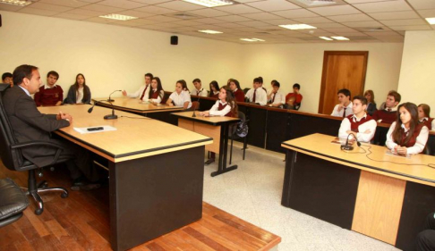 Estudiantes del último año del Colegio Santa Clara visitaron la sede judicial de Asunción.