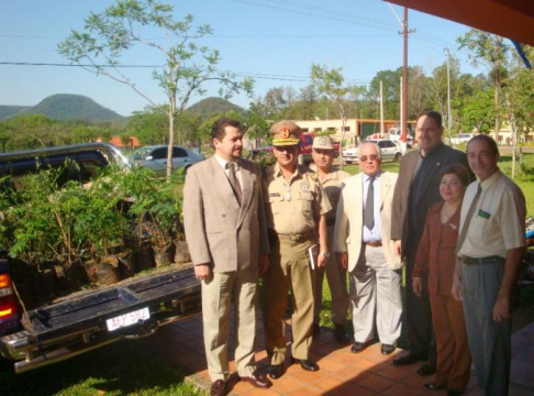 Autoridades de la Circunscripción Judicial de Guairá, durante la entrega de plantines