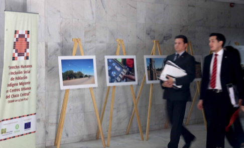 La muestra fotográfica se desarrolla en la plazoleta del Poder Judicial de la capital.