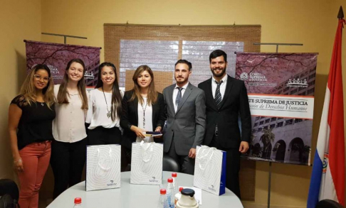 Estudiantes de la carrera de Derecho de la Universidad de la Cuenca del Plata de Corrientes, Argentina, visitaron la sede judicial de capital.