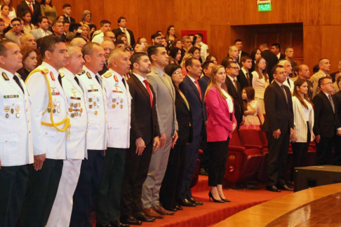Ministra Llanes asistió a la ceremonia de egresados del IAEE.