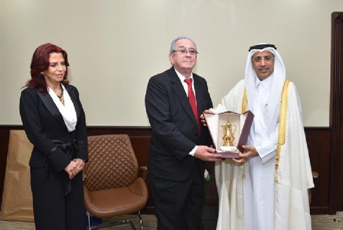 El presidente de la CSJ José Raúl Torres Kirmser y la ministra Miryam Peña con el titular del Supremo Consejo Judicial de Qatar.