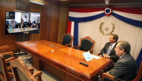 El titular del máximo tribunal de la República, Eugenio Jiménez, acompañado del ministro Alberto Martínez Simón, durante la prueba del nuevo equipo para videoconferencias y audiencias a distancia.
