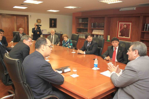 Durante la reunión con representantes del Colegio de Abogados del Paraguay.