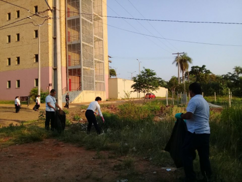 Funcionarios de distintas dependencias se organizaron y realizaron la segunda jornada de minga ambiental en las inmediaciones del Palacio de Justicia de Caacupé.