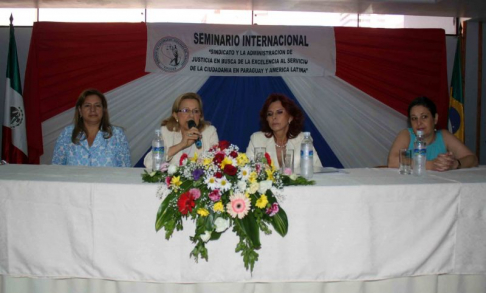 La ministra Alicia Pucheta de Correa dirigiéndose a los presentes en el seminario internacional.