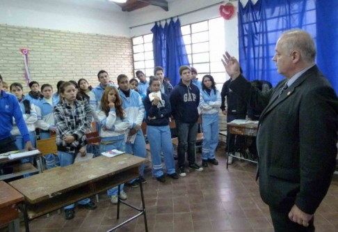 El ministro Benitez Riera pidió a los estudiantes que estudien para superarse en la vida.
