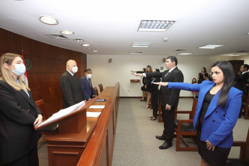 Ministros de la Corte Suprema tomaron juramento a actuarios y secretarios judiciales.