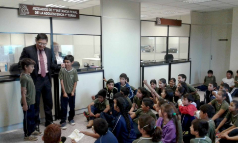 Estudiantes de segundo ciclo de la Escuela Daniel Ortellado visitaron el Palacio de Justicia de Caacupé