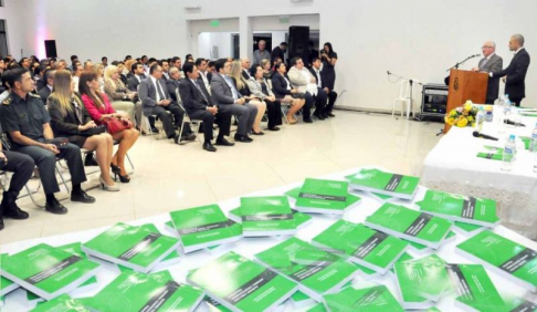 El ministro Miguel Bajac presentando su libro Razones para una Reforma Constitucional.