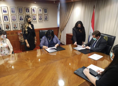 El presidente de la CSJ, doctor Alberto Martínez Simón y la ministra de de la Niñez y de la Adolescencia, Teresa Martínez firmaron dicho convenio. 