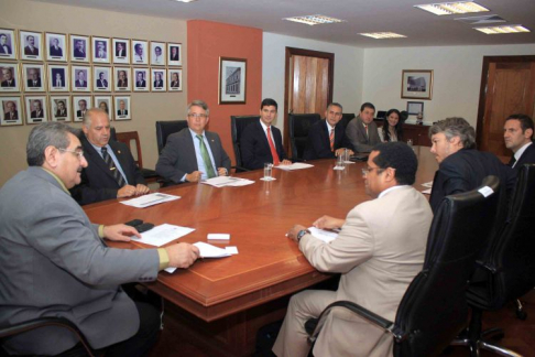 El presidente de la Corte Suprema, Antonio Fretes, y el ministro de la Corte Luis María Benítez Riera se reunieron con los representantes de las entidades financieras internacionales, del BCP y Seprelad.