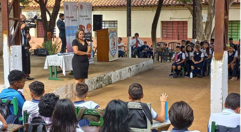 Alumnos de la ciudad de Limpio participaron de charla educativa a cargo de la magistrada Carmen Román.