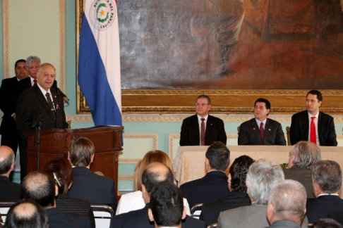 El vicepresidente primero de la Corte, Luis María Benítez Riera, dirigiéndose a los presentes durante el acto de la presentación del convenio.