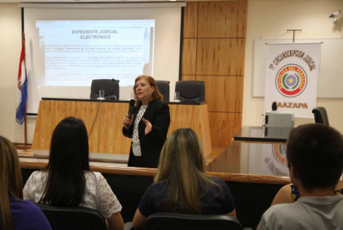  La presentación tuvo la ponencia de la representante del Centro de Entrenamiento Judicial, Carmen Colazo.