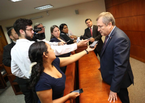El titular de la Corte Suprema de Justicia, Eugenio Jiménez Rolón, informando a los periodistas sobre la reunión mantenida con el presidente de la República, Mario Abdo Benítez.