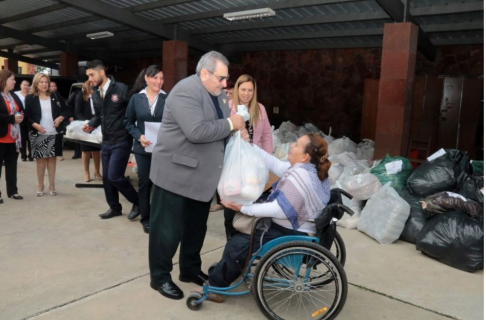 El ministro Fretes entrega donaciones a funcionarios afectados por las inundaciones.