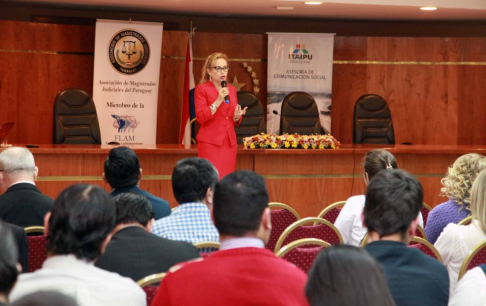 2-	En la oportunidad, estuvo la conferencista internacional peruana, doctora Evelia Castro.