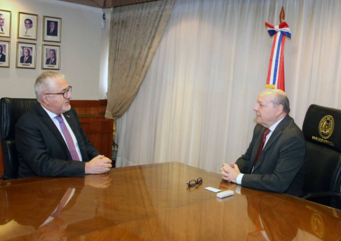 Presidente Diesel se reunió con el embajador de Chile.