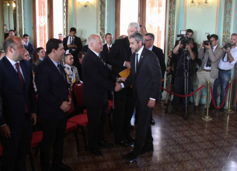 El ministro de la Corte Suprema de Justicia, doctor Luis María Benítez Riera, asistió a la firma de convenio en el Palacio de Gobierno.