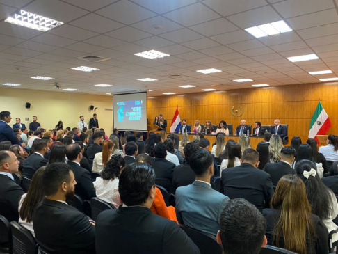 En el salón auditorio “Dra. Gladys Bareiro de Módica”, la ministra Llanes tomó juramento de ley a 87 nuevos abogados.