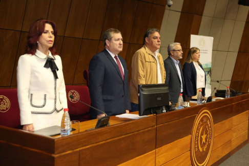 La máxima autoridad judicial, Eugenio Jiménez Rolón, y la ministra Miryam Peña participaron esta mañana de la audiencia pública en el Congreso de la Nación. 