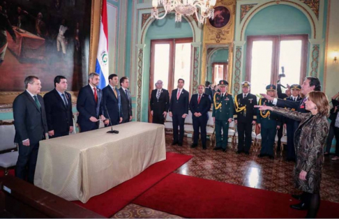 Juramento de los nuevos embajadores extraordinarios y plenipotenciarios de la República de Paraguay ante los gobiernos de las Repúblicas de Uruguay y de Colombia.