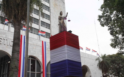 Palacio de Justicia de Capital con colores patrios por el mes de la Independencia.