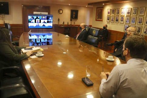 Miembros de la Corte Suprema durante una reunión a través de medios telemáticos con directores de distintas dependencias del Poder Judicial.