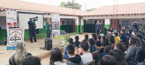 Charla educativa en el Colegio Nacional La Victoria, de la ciudad de Capiatá.