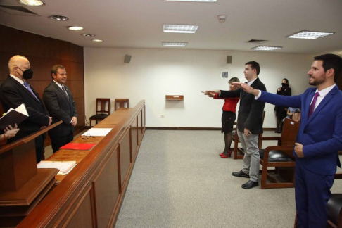 Con la presencia de los ministros Alberto Martínez Simón y Luis María Benítez Riera se realizó el juramento de rigor.