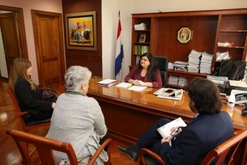La ministra recibió a miembros del MNP en su despacho