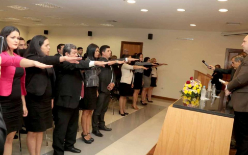 El ministro Manuel Ramírez Candia tomando juramento a 30 nuevos abogados de la Circunscripción Judicial del Guairá.