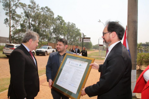 El ministro Jiménez Rolón, descendiente de uno de los redactores, recibió una placa de reconocimiento entregada por autoridades municipales de esa ciudad.