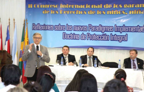 El doctor Juan Carlos  Mendonca expuso el sábado sobre el interés superior del niño en la Constitución Nacional.