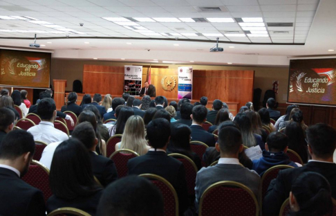 Aproximadamente 200 alumnos del segundo año de la carrera de Derecho de la Universidad Nacional de Asunción (UNA) visitaron la sede judicial de la capital.