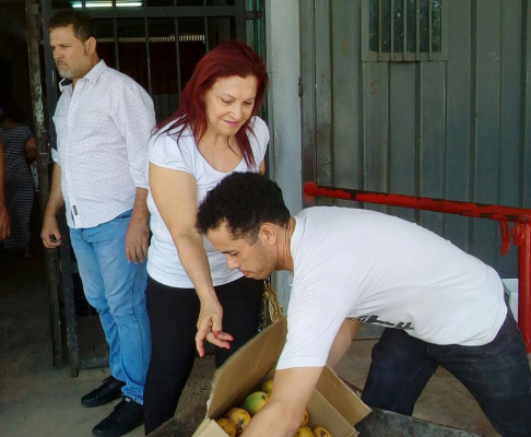 Los internos recibieron una importante cantidad de frutas de mango.