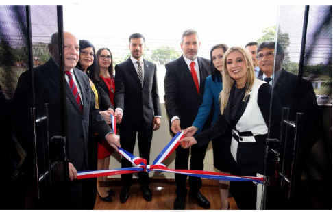 El acto de inauguración contó con la presencia del doctor César Diesel, presidente de la Corte Suprema de Justicia y ministro superintendente de la Circunscripción Judicial de Alto Paraná y la vicepresidente primera, doctora Carolina Llanes.