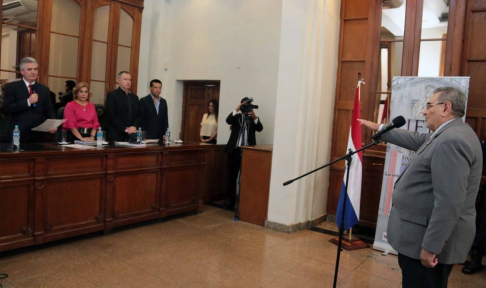 El ministro de la Corte Suprema de Justicia, Antonio Fretes, jurando como miembro del JEM.