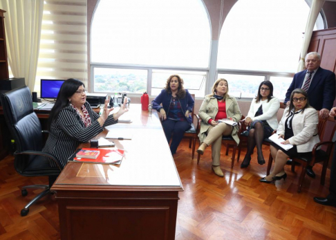 La ministra de la máxima instancia judicial doctora Carolina Llanes recibió en su despacho del Palacio de Justicia de Asunción a jueces Penales de Sentencia y a representantes de la Coordinadora de Actuarios Penales.